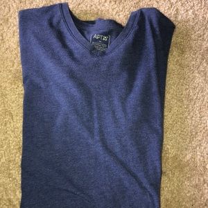 Men’s v-neck tee